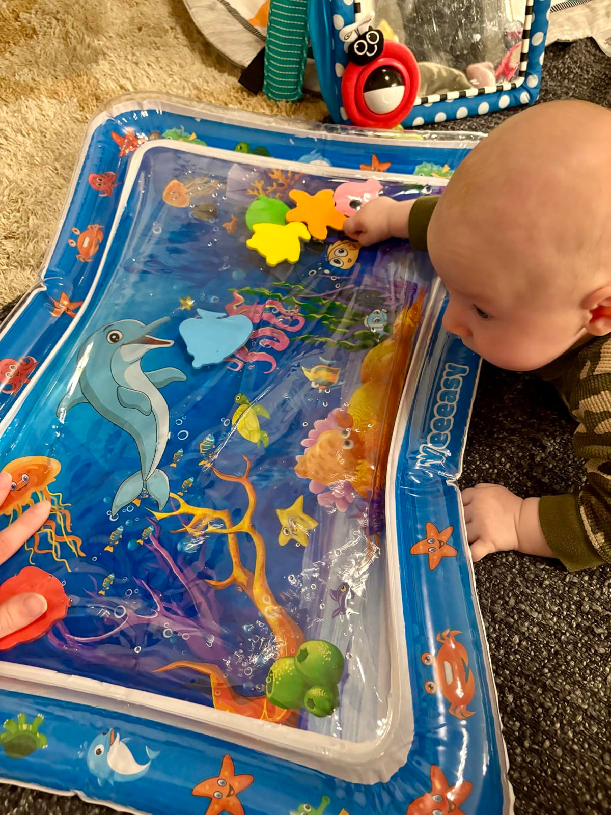 Alfombra sensorial de agua para bebés