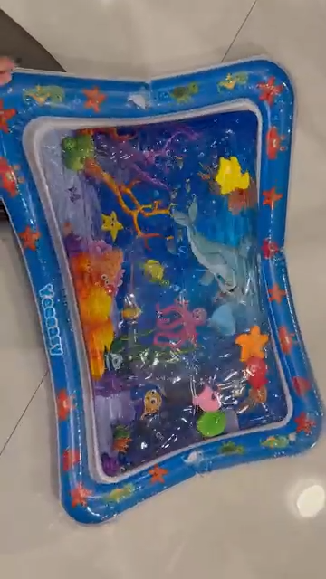 Alfombra sensorial de agua para bebés